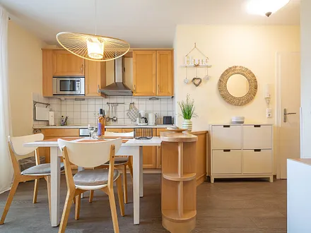 Der Essbereich und die offene Küchenzeile