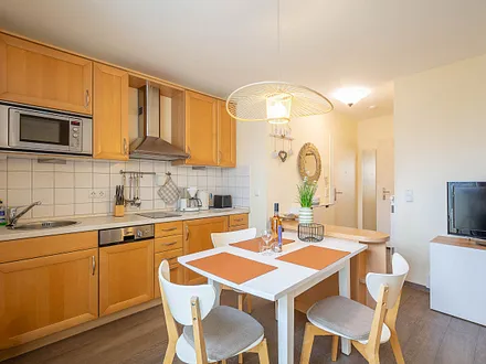 Die offene voll ausgestattete Küchenzeile