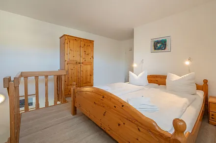 oberer Schlafbereich Whg 6 mit Tür/Durchgang zur Whg 5