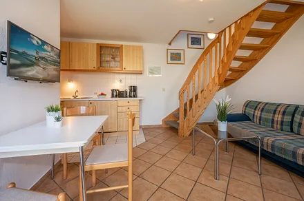 Wohnraum Wohnung5 mit Treppe zum Schlafraum und Bad 