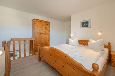 Schlafraum Wohnung 6 mit Tür zur Wohnung 5 