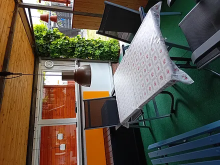 überdachte Sitzecke, nutzbar für alle Gäste