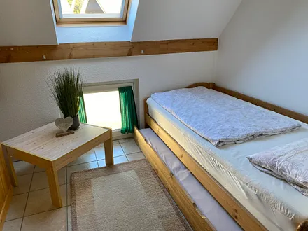 Schlafzimmer mit Funktionsbett, optional 2.Schlafmöglichkeit ausziehbar