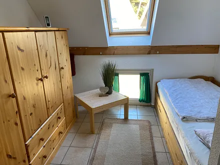 Schlafzimmer mit Funktionsbett