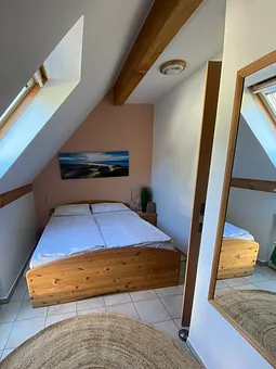 Schlafzimmer mit Doppelbett