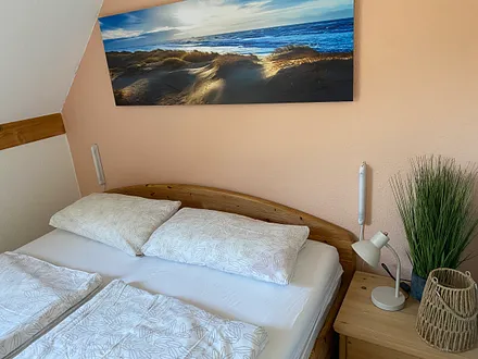 Schlafzimmer mit Doppelbett