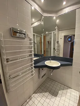 Duschbad mit Waschbecken