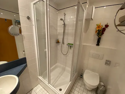 Duschbad mit Waschbecken