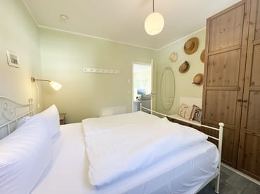 Schlafzimmer mit geräumigem Kleiderschrank