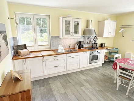 helle modern ausgestattete Küchenzeile