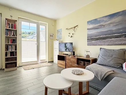 freundlicher Wohnbereich mit Blick nach draußen