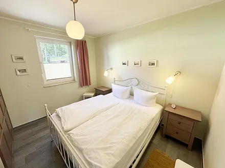 Schlafzimmer mit Doppelbett