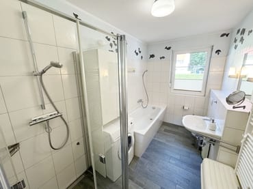 Badezimmer mit Badewanne und Waschbecken