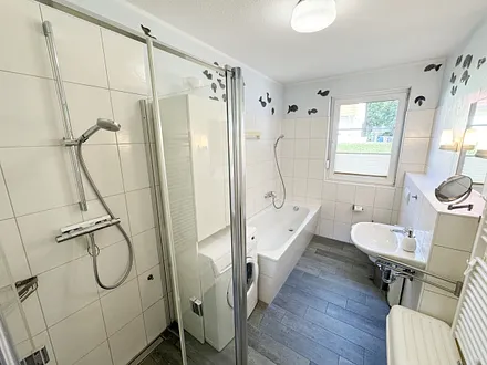 Badezimmer mit Badewanne und Waschbecken