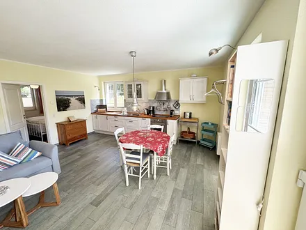 Küchenzeile mit Induktionsherd