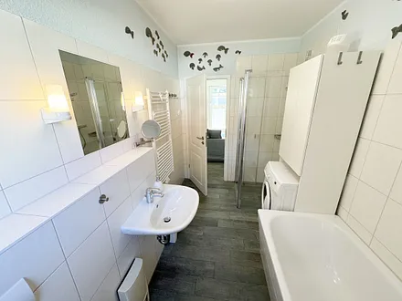 Badezimmer mit ebenerdiger Regendusche