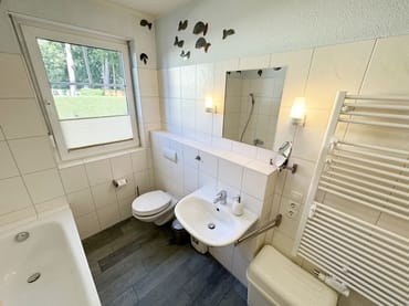 Tageslichtbad mit WC und Handtuchhalter