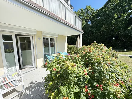 bestuhlte und überdachte Terrasse mit zwei Liegen