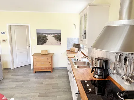 Küchenzeile mit Induktionsherd, Backofen und Geschirrspüler,