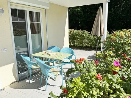 überdachte Terrasse mit Blick aud den Küstenwald