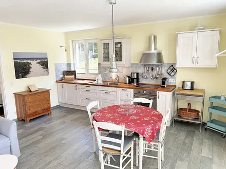 offene Küchenzeile mit Essplatz und Stühlen