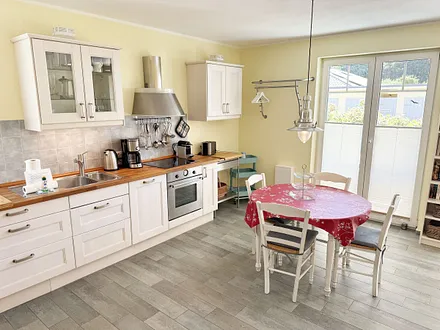 heller offener Küchenbereich