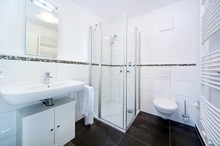 Das zweite Bad mit Dusche und WC.