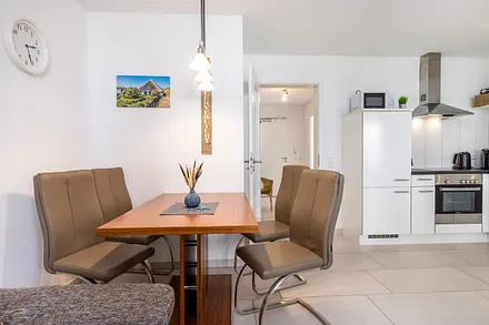 Der Eßplatz im Wohnzimmer.