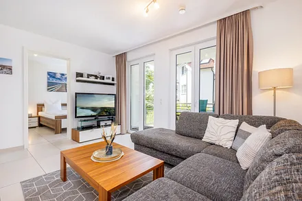 Blick vom Wohnzimmer zum Schlafzimmer Nr. 1.