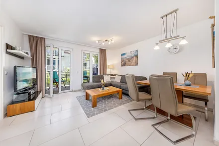 Das große Wohnzimmer mit Austritt zum Balkon.