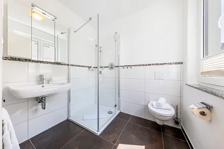 Das 1. Bad mit Dusche, WC und Tageslicht.