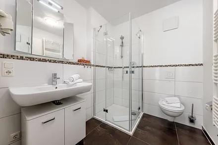 Das zweite Bad mit Dusche, Fön und WC.