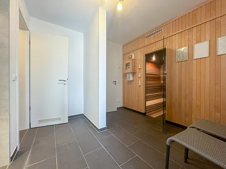 Die Sauna mit Dusche und Ruheraum zur Gemeinschaftsnutzung im Erdgeschoß (gegen Entgelt/Münzen).