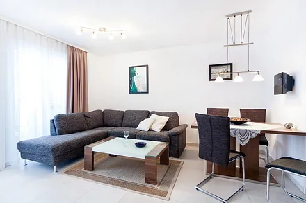 Der Wohnbereich mit bequemer Sitzlandschaft.