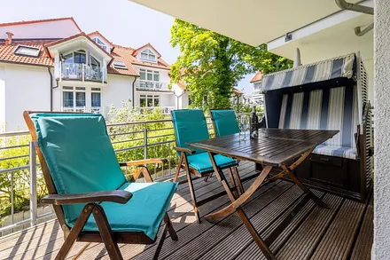 Der schöne möblierte Balkon mit Nachmittags- und Abendsonne.