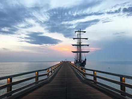 Die Seebrücke von Binz zum Sonnenaufgang.