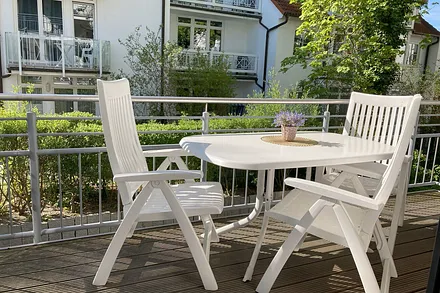 Der schöne möblierte Balkon mit Nachmittags- und Abendsonne.
