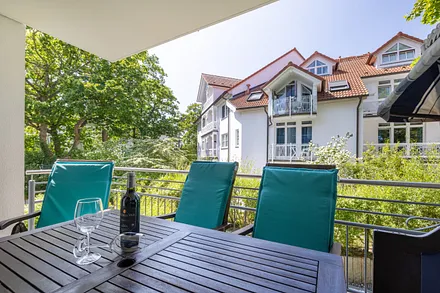 Der schöne möblierte Balkon mit Nachmittags- und Abendsonne.