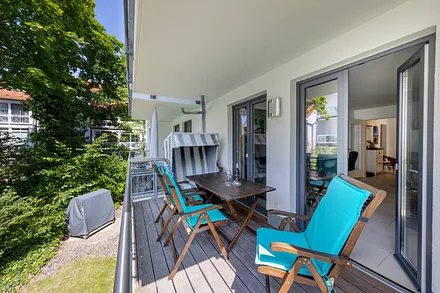 Der schöne möblierte Balkon mit Nachmittags- und Abendsonne.