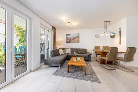 Das Wohnzimmer mit bequemer Wohnlandschaft und Eßplatz.