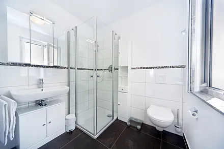 Das 1. Bad mit Dusche, WC und Tageslicht.