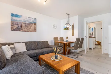 Blick durch das Wohnzimmer zum Flur.