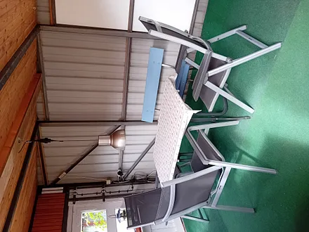 überdachte Sitzecke, nutzbar für alle Gäste