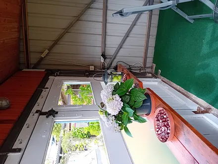 überdachte Sitzecke, nutzbar für alle Gäste