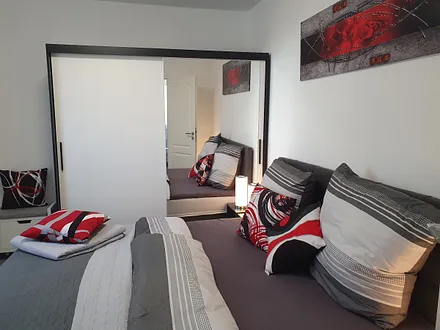 Schlafzimmer mit Doppelbett und großem Kleiderschrank 