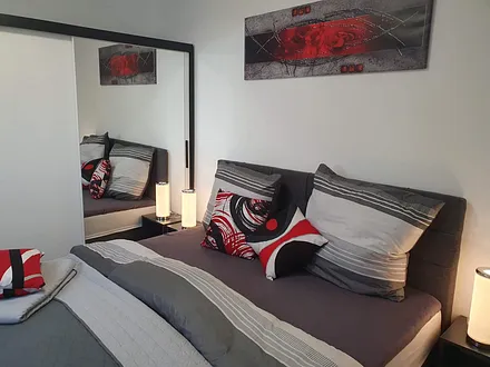 Schlafzimmer mit Doppelbett 