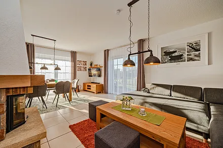 Wohnzimmer mit Ansicht Couch und Essecke