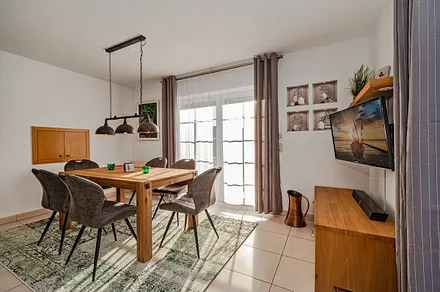 Essecke und TV im Wohnzimmer