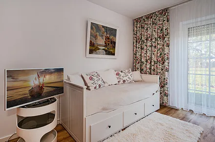 Schlafzimmer Ansicht ausziehbares Bett & TV