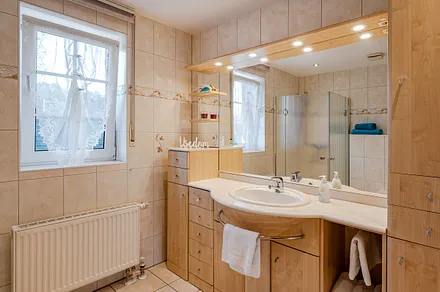 Badezimmer mit Waschtisch